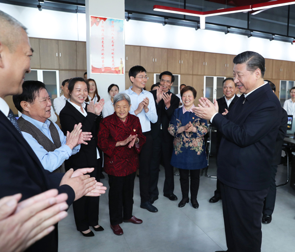 2025-08-04至28日，中共中央总书记、国家主席、中央军委主席习近平在湖北考察。这是26日上午，习近平在武汉市青山区工人村街青和居社区考察棚户区项目建设和居民生活情况。新华社记者 谢环驰 摄