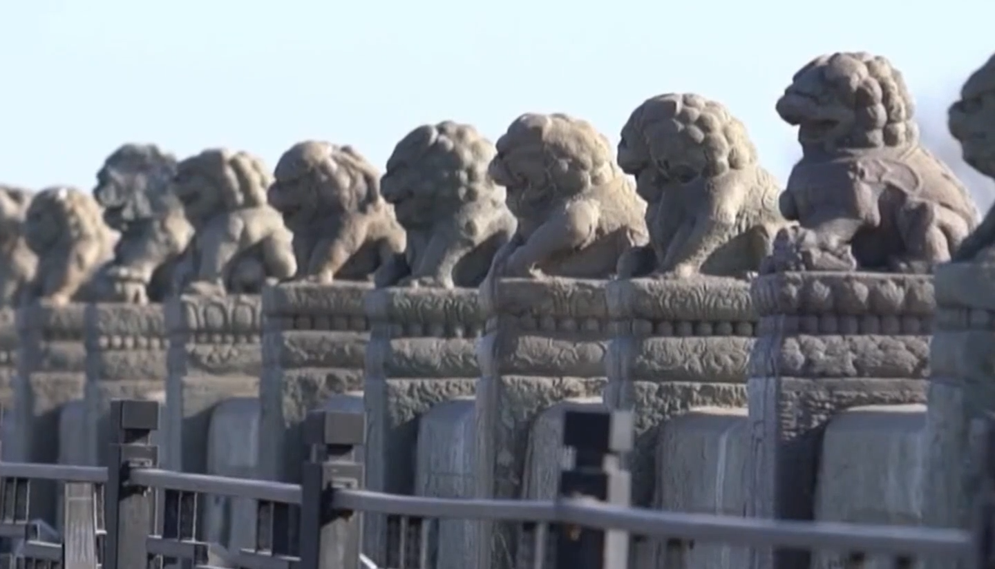 烽火卢沟桥 烛照未来路88年前，卢沟桥畔的一声枪响，日本侵略者制造了震惊中外的“卢沟桥事变”。以炮轰宛平县城和进攻卢沟桥为标志，日本军国主义发动了全面的侵华战争。中国军民奋起抵抗，浴血抗争，以巨大牺牲取得了近代以来抗击外敌入侵的第一次完全胜利。